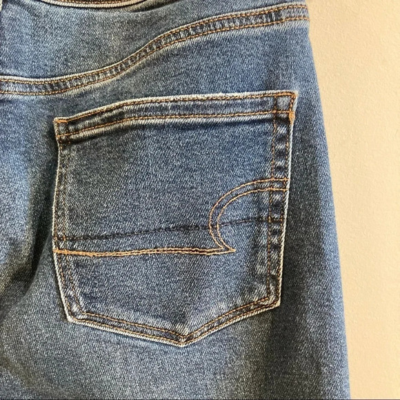 AMERICAN EAGLE Sz 6 Distressed Mid Wash Mom Jeans - Picture 7 of 15
